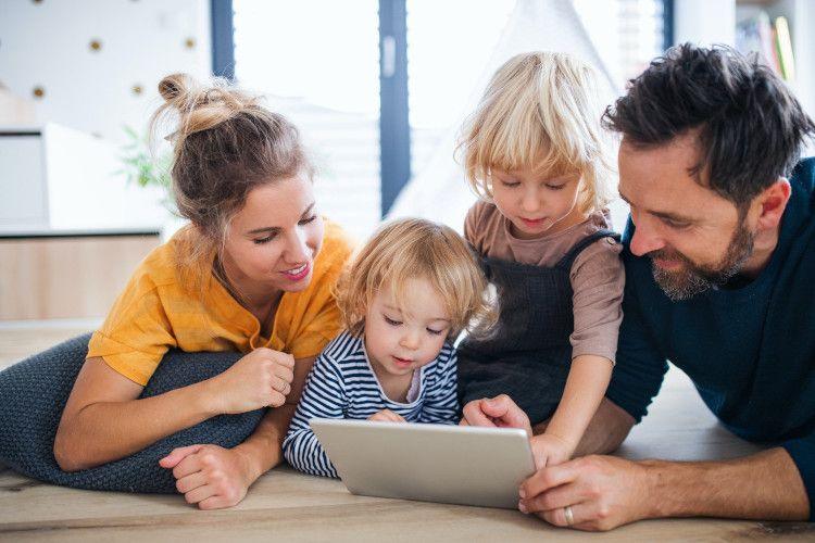 parents and kids using an ipad